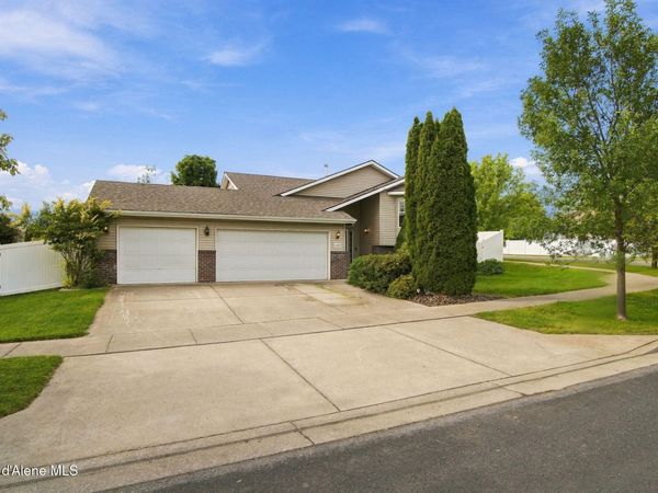 8220 N Salmonberry Lp, Hayden, ID 83835