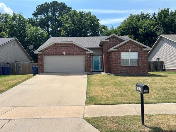 1602 N Patriot Street , Siloam Springs, AR 72761