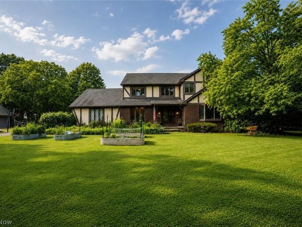 2458 Cedarwood Road, Pepper Pike, OH 44124