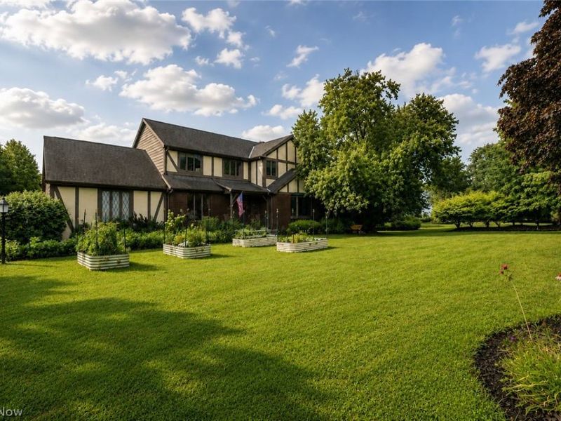 2458 Cedarwood Road, Pepper Pike, OH 44124 Photo 2