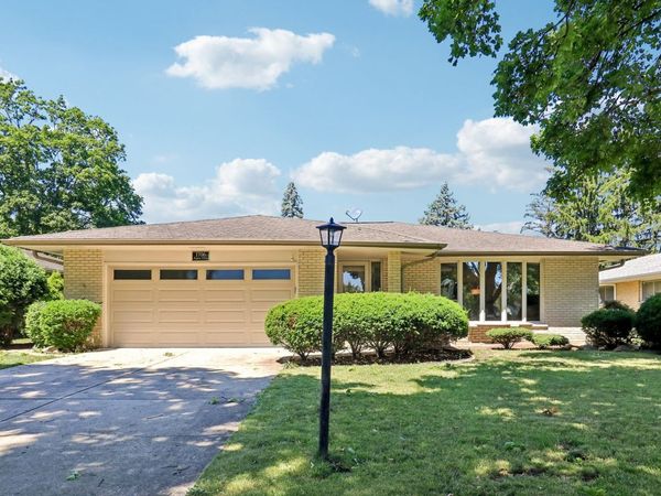 1706 N Aspen Drive , Mount Prospect, IL 60056