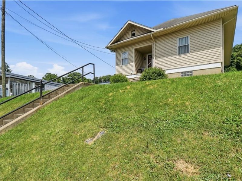 2005 E Wheeling Avenue, Cambridge, OH 43725 Photo 12