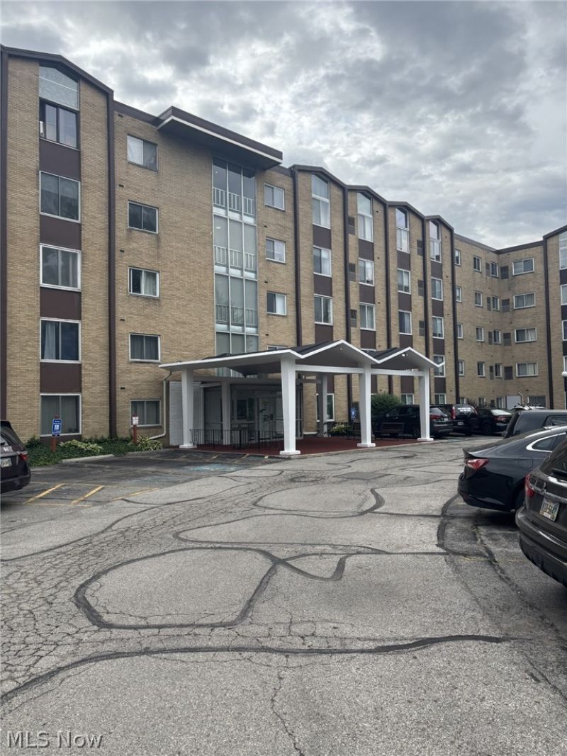 25735 Lorain Road , Unit 524, North Olmsted, OH 44070 Main Photo