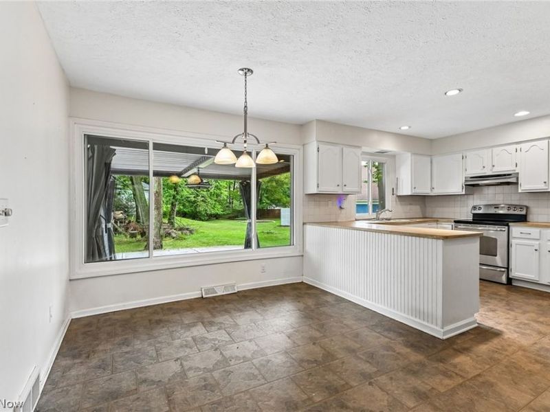 16980 S Meadows Circle , Strongsville, OH 44136 Photo 6