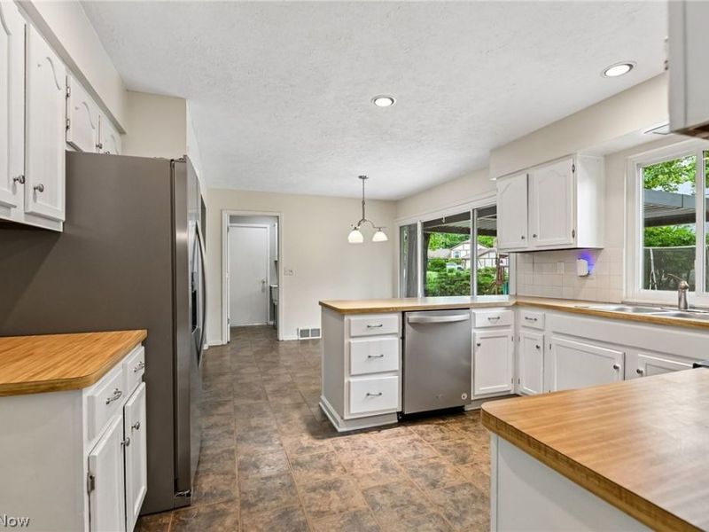 16980 S Meadows Circle , Strongsville, OH 44136 Photo 8