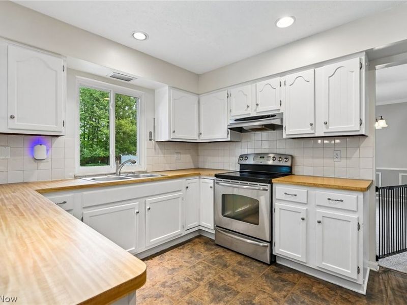 16980 S Meadows Circle , Strongsville, OH 44136 Photo 9