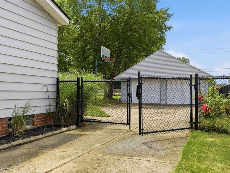 11821 Ronald Drive , Parma, OH 44130 Photo 7