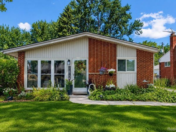 21613 Parkway Street, St Clair Shores, Mi 48082