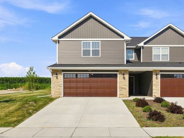 7142 Grove Crossing , Bettendorf, IA 52722