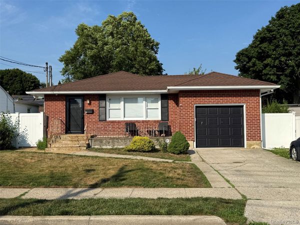 15 W Walnut Street , Farmingdale, NY 11735