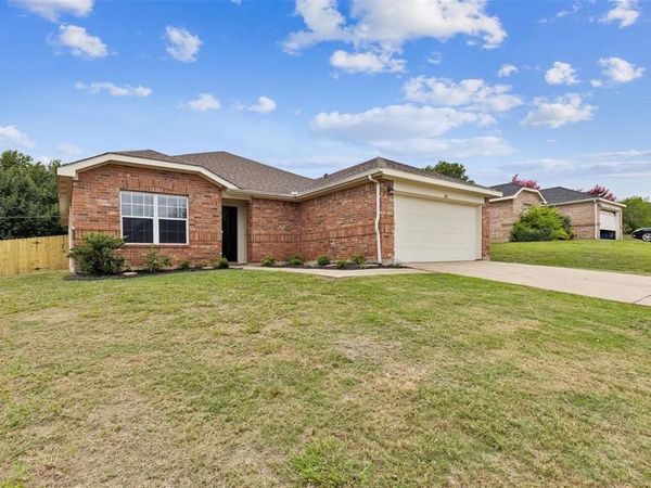 845 Beaver Creek Drive, Burleson, TX 76028