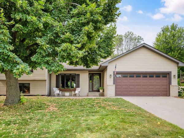 1584 Lake Susan Hills Drive, Chanhassen, MN 55317