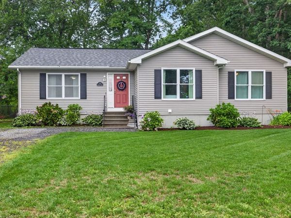 79 Pembroke Ave, Acushnet, MA 02743