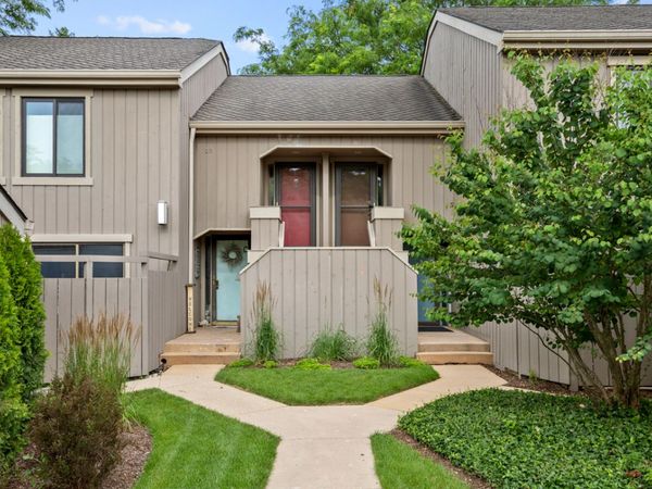 1285 Oak Hill Road, Unit D, Lake Barrington, IL 60010