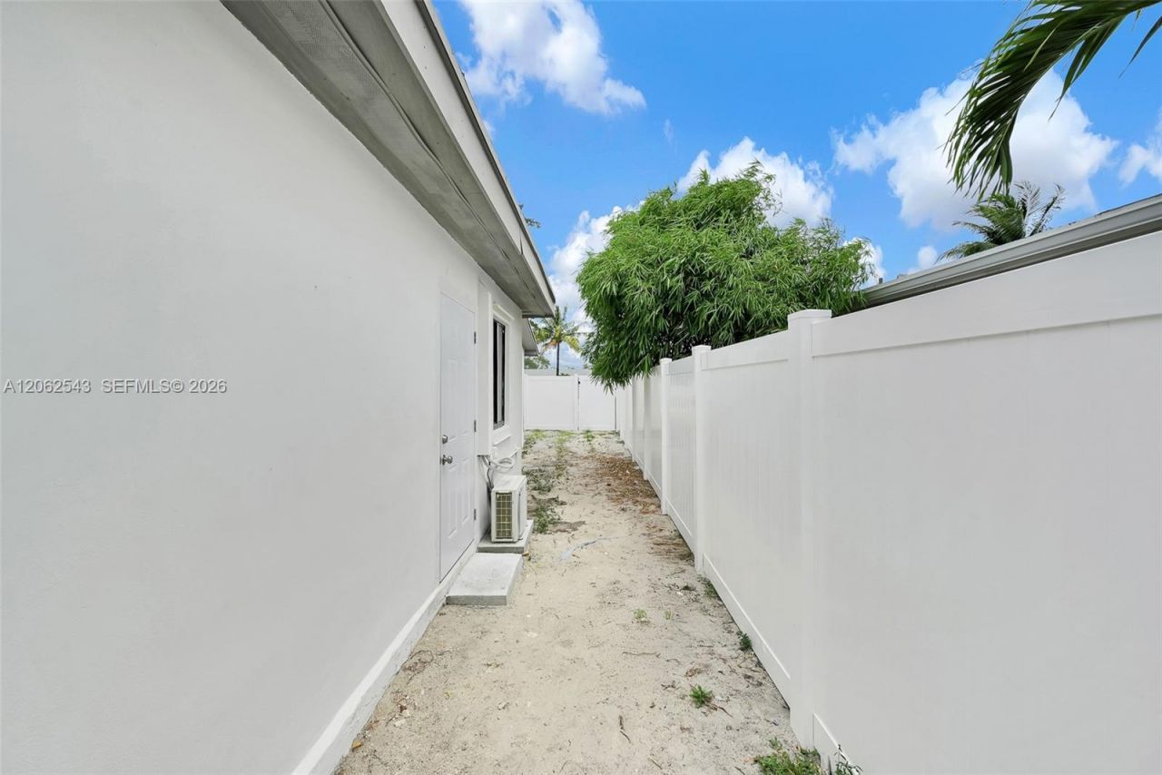 7710 NW 6th Ct, Pembroke Pines, FL 33024 Photo