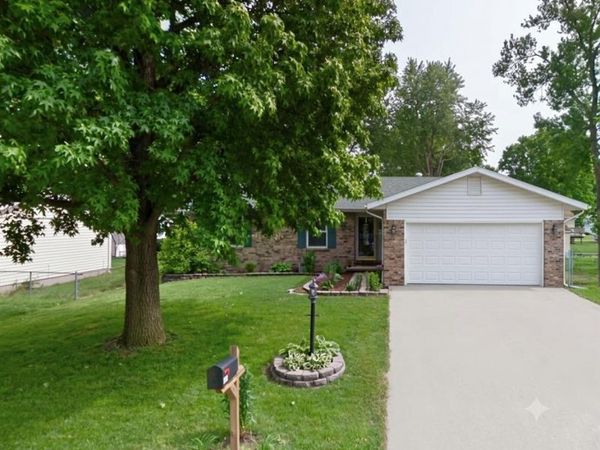 608 Saint Rose Drive , Alton, IL 62035