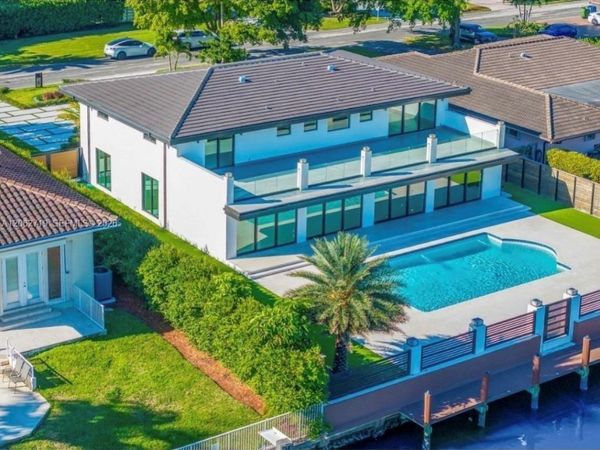 406 Holiday Dr , Hallandale Beach, FL 33009