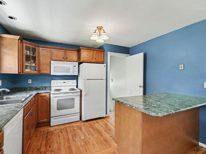 894 Meadow Ridge Drive, Union Twp, OH 25245 Photo 9