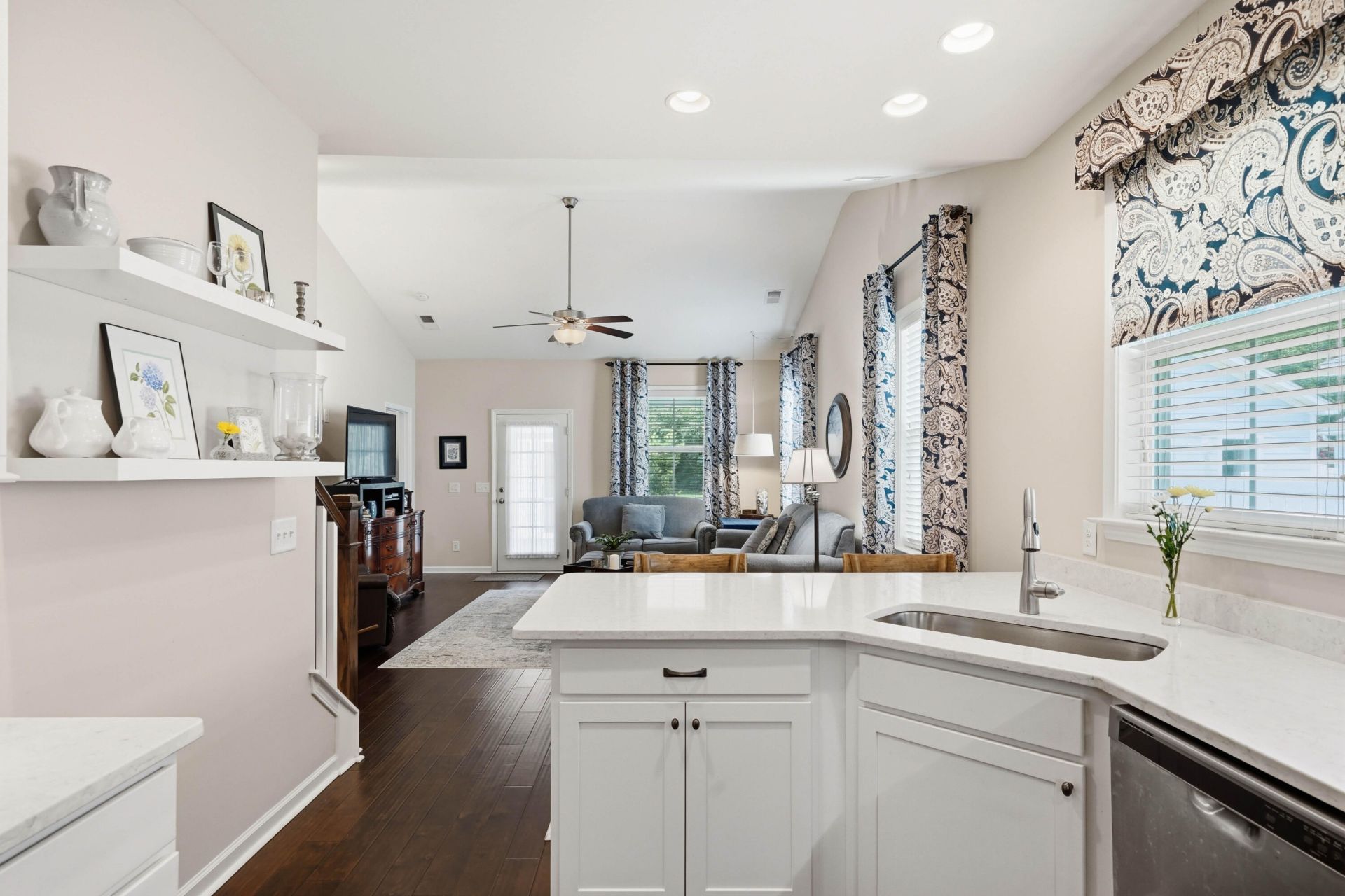 211 Blue Bonnet Street Photo 13