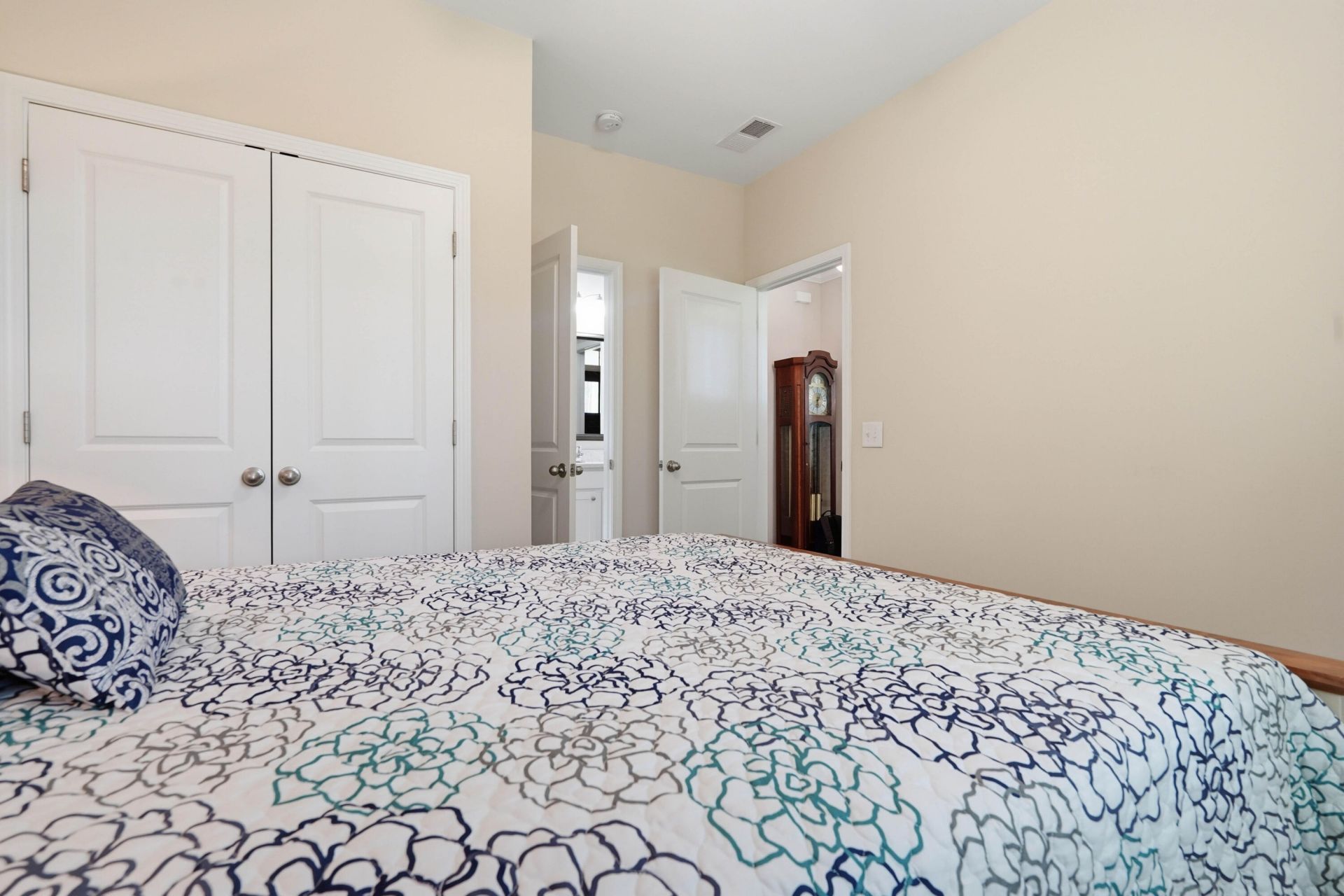 211 Blue Bonnet Street Photo 7