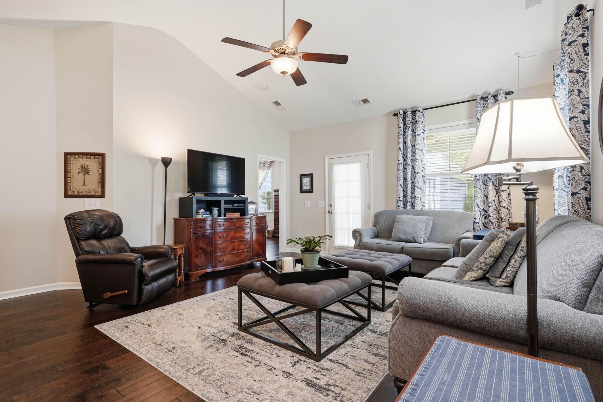 211 Blue Bonnet Street Photo 9