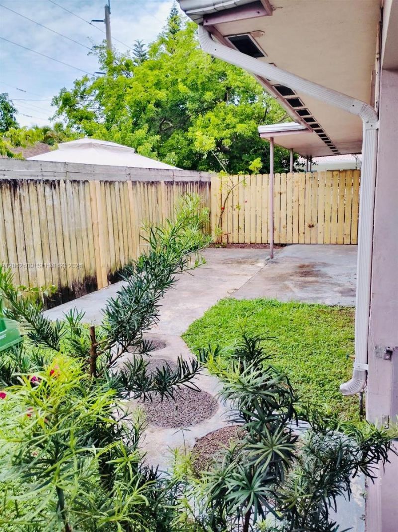 717 NE 10th Ave, Unit 1-2, Hallandale Beach, FL 33009 Photo