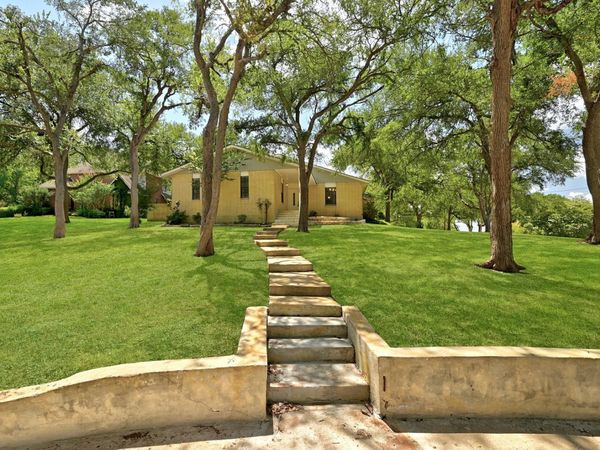 295 OAK CREEK CIR, Luling, TX 78648