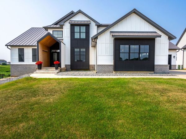 5492 Tucker Trail , Bettendorf, IA 52722