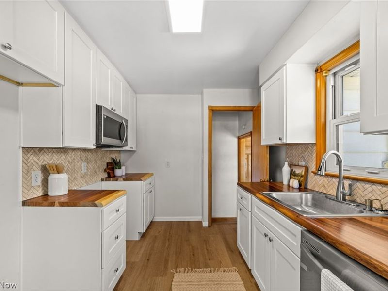 9319 Pinegrove Avenue , Parma, OH 44129 Photo 10