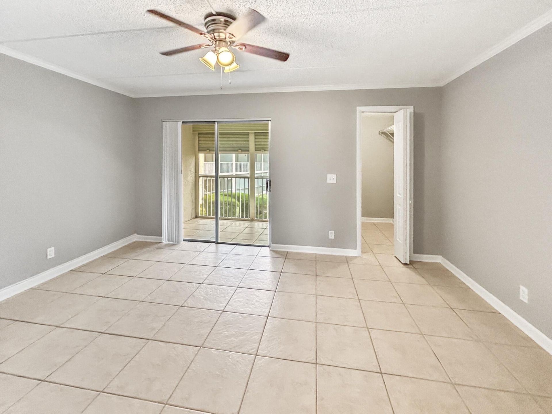 400 Village Green Circle W, Unit 202, Palm Springs, FL 33461 Photo