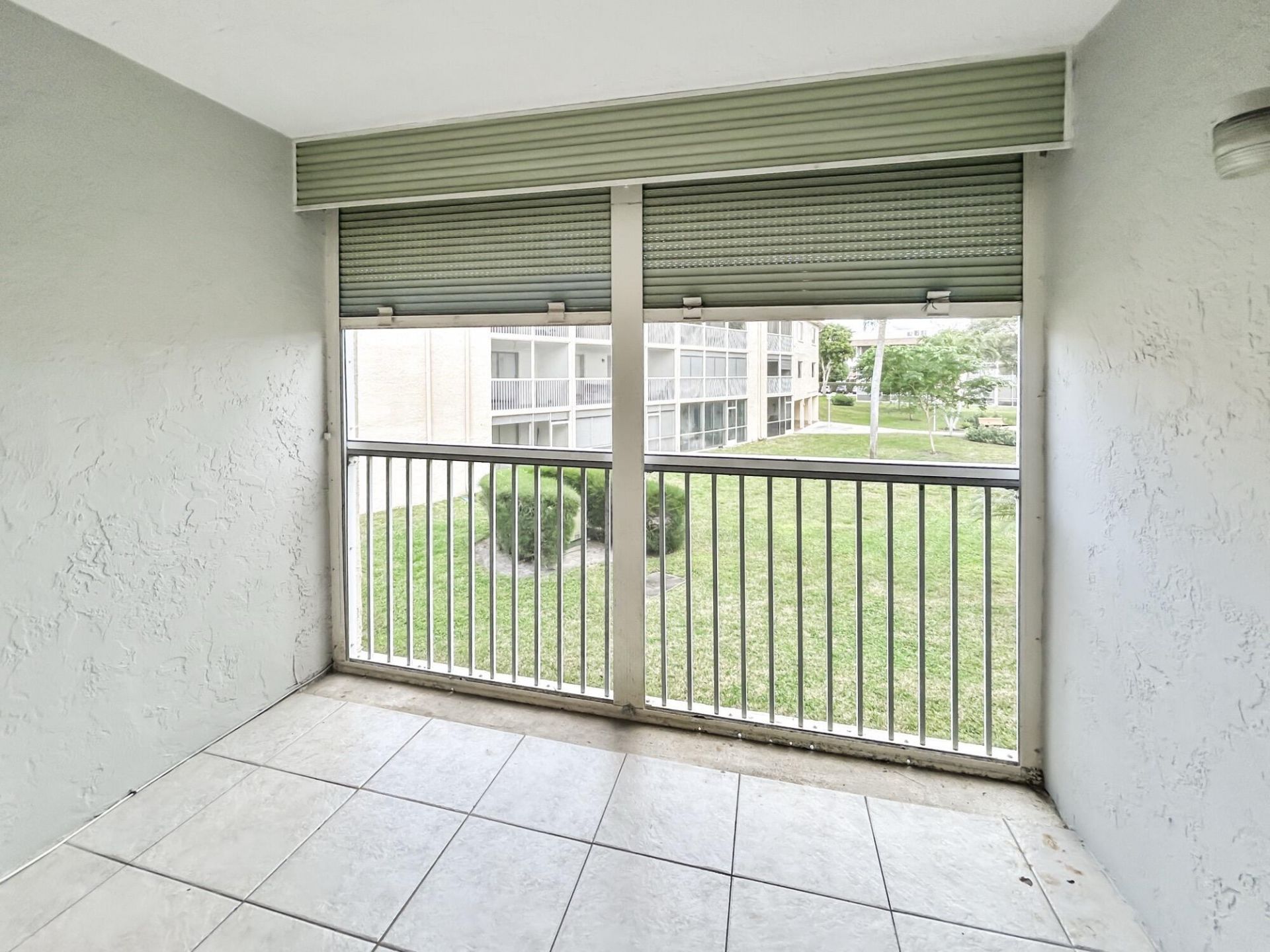 400 Village Green Circle W, Unit 202, Palm Springs, FL 33461 Photo