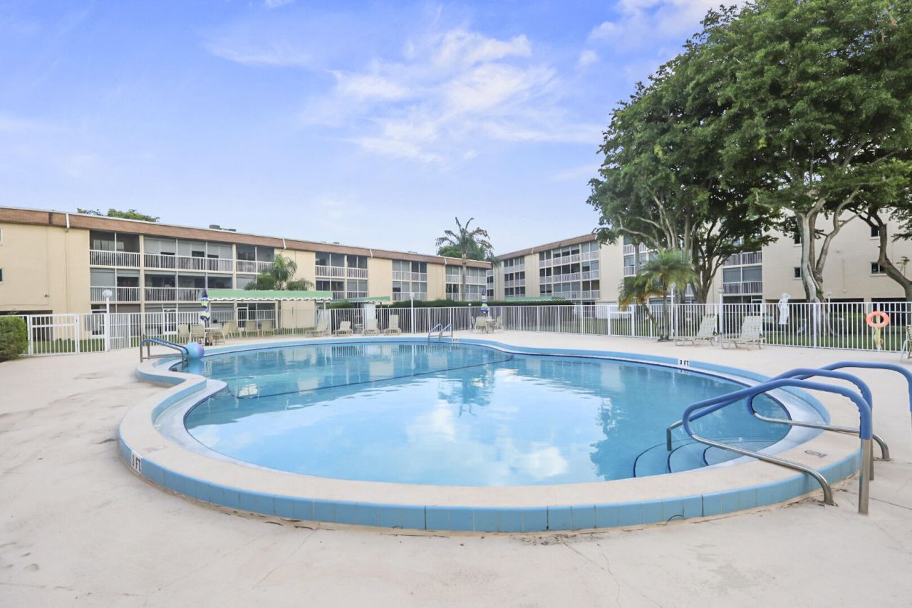 400 Village Green Circle W, Unit 202, Palm Springs, FL 33461 Photo