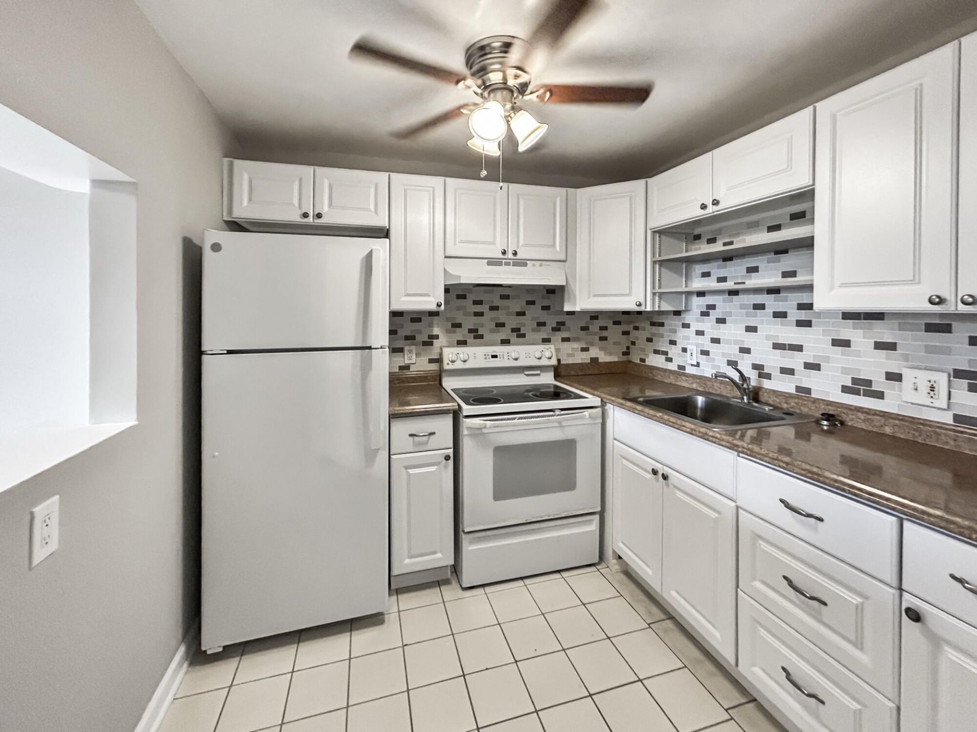 400 Village Green Circle W, Unit 202, Palm Springs, FL 33461 Photo