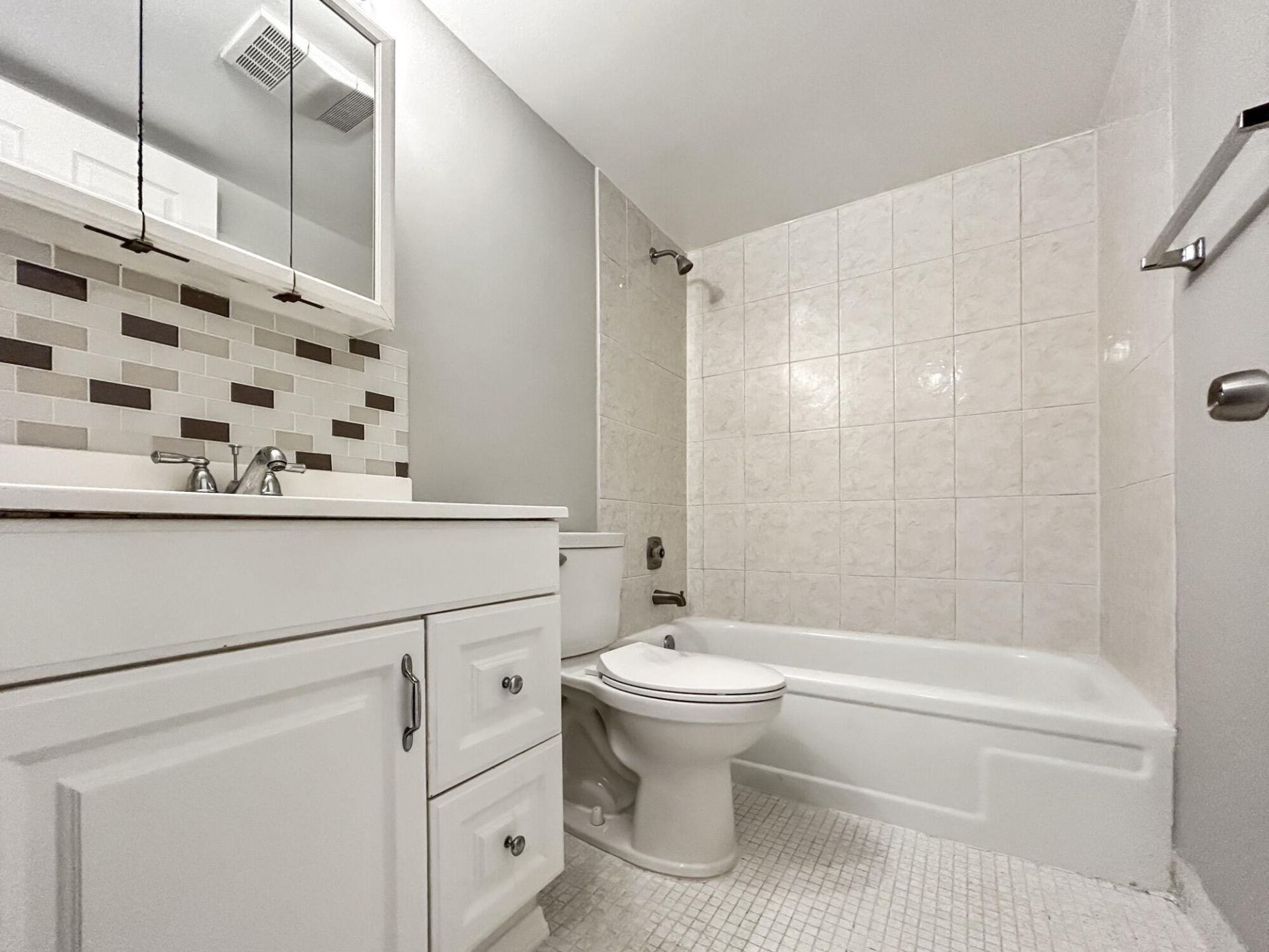 400 Village Green Circle W, Unit 202, Palm Springs, FL 33461 Photo