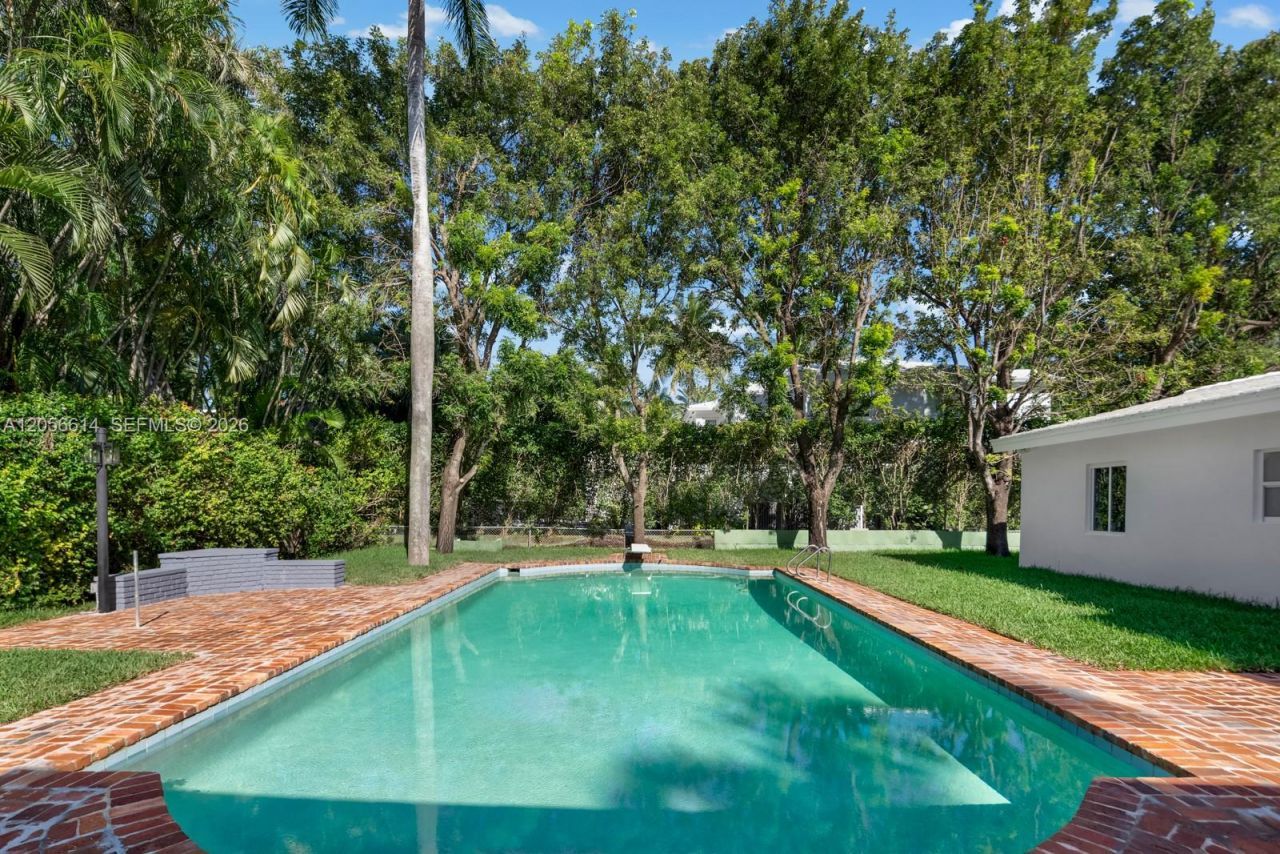 2500 Sunset Dr , Miami Beach, FL 33140 Photo
