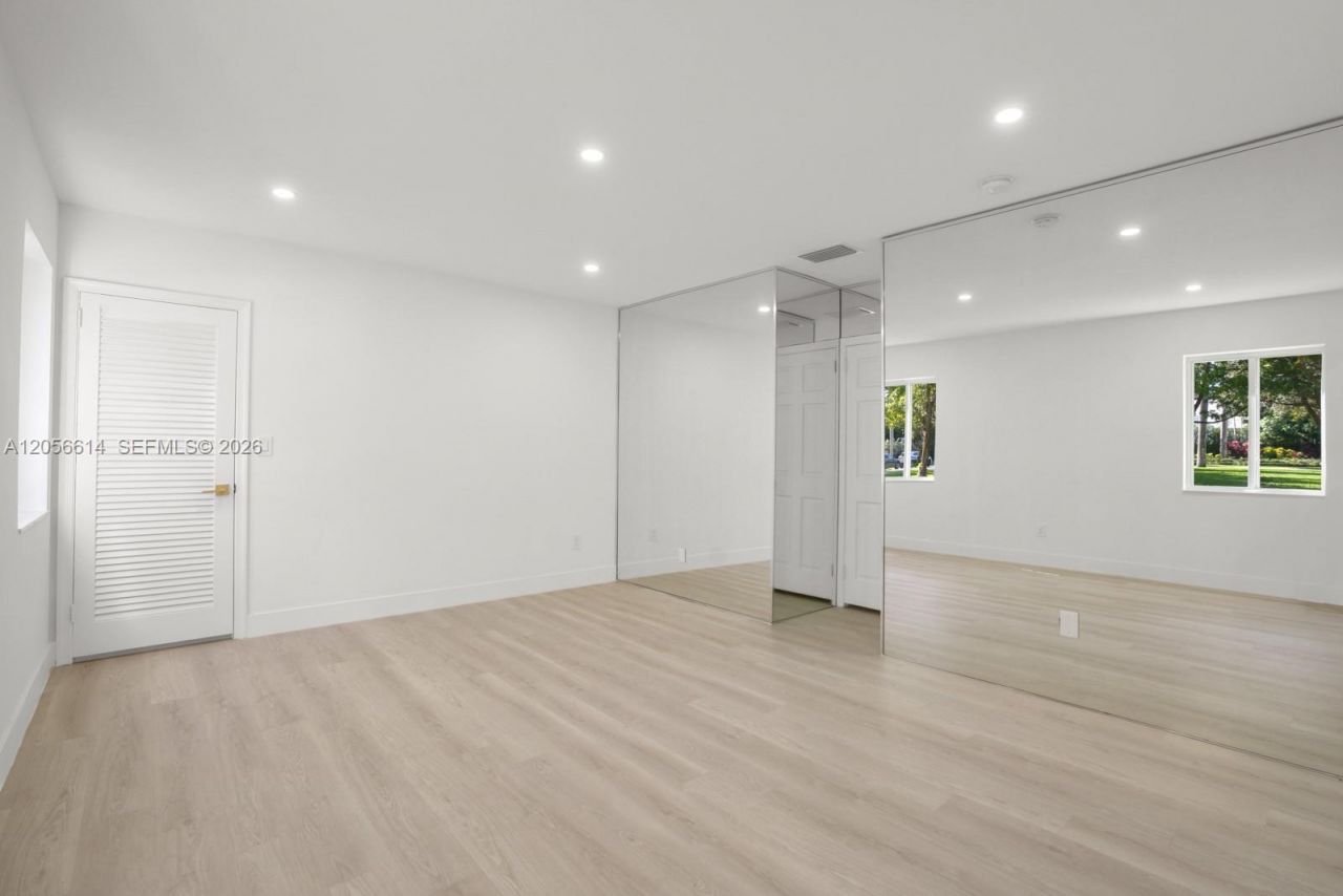 2500 Sunset Dr , Miami Beach, FL 33140 Photo