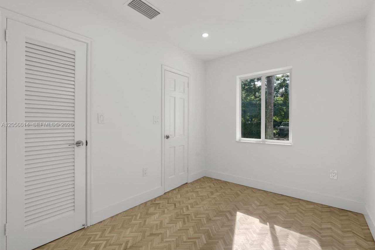 2500 Sunset Dr , Miami Beach, FL 33140 Photo