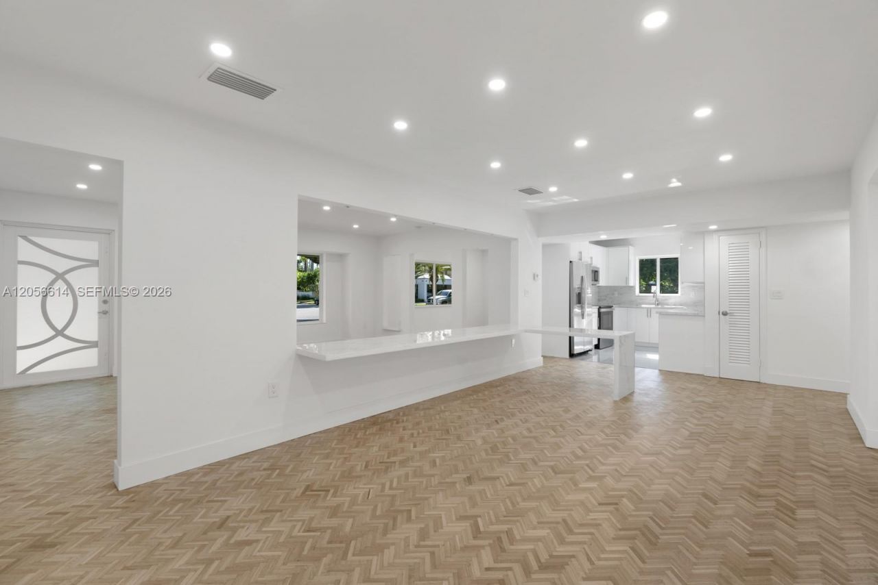 2500 Sunset Dr , Miami Beach, FL 33140 Photo