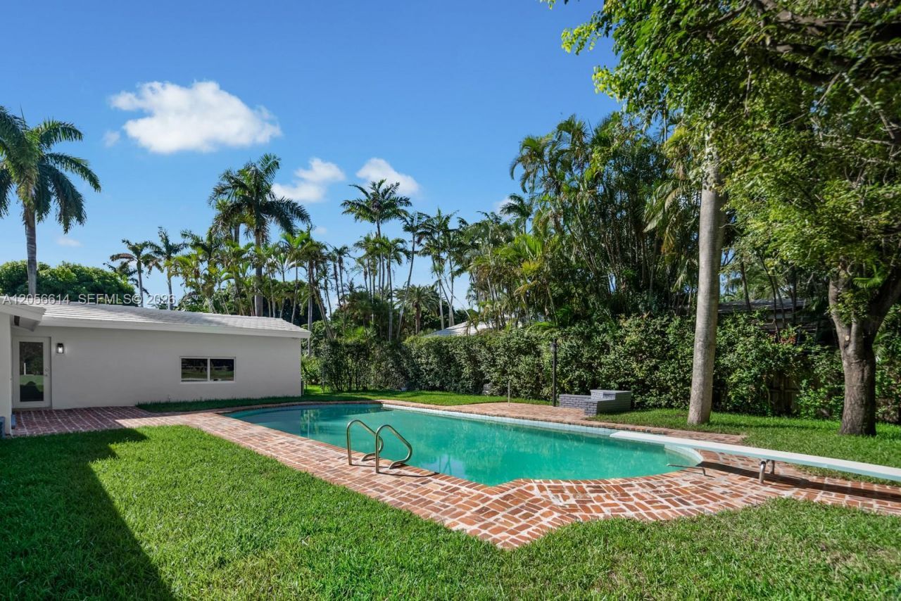2500 Sunset Dr , Miami Beach, FL 33140 Photo