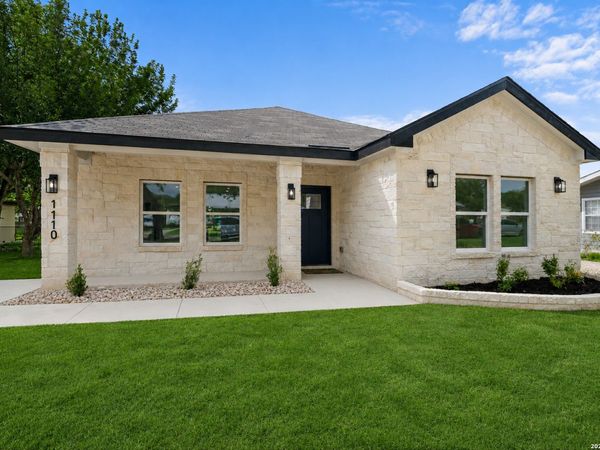 1110 Florence St, Castroville, TX 78009