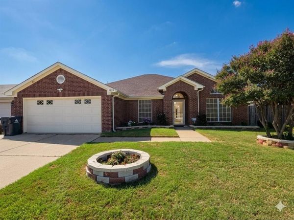 1629 Loveland Drive , Arlington, TX 76018