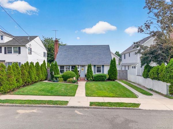 131 Dorset Avenue , Albertson, NY 11507