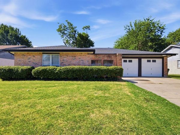 512 Sussex Drive, Arlington, TX 76014