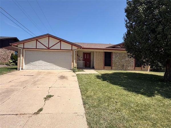 925 Highcrest Drive , Arlington, TX 76017