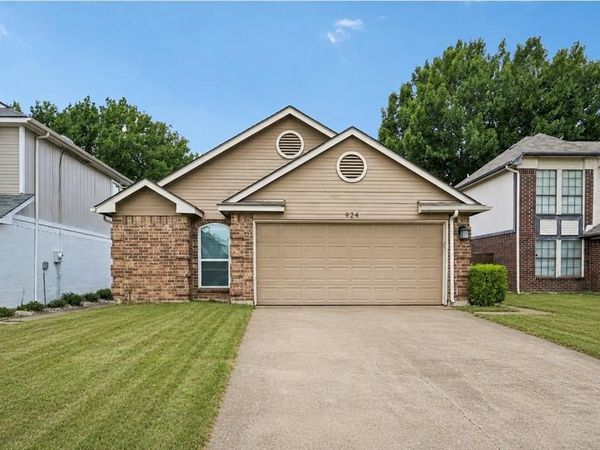 924 Ramblewood Drive , Lewisville, TX 75067