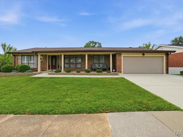 2702 Cathedral Drive, Oakville, MO 63129