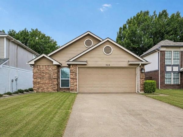 924 Ramblewood Drive, Lewisville, TX 75067