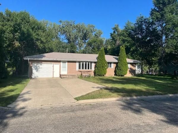 158 Maplewood Drive, Gwinner, ND 58040