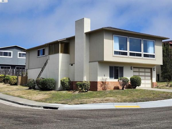 110 Sunshine Dr, Pacifica, CA 94044