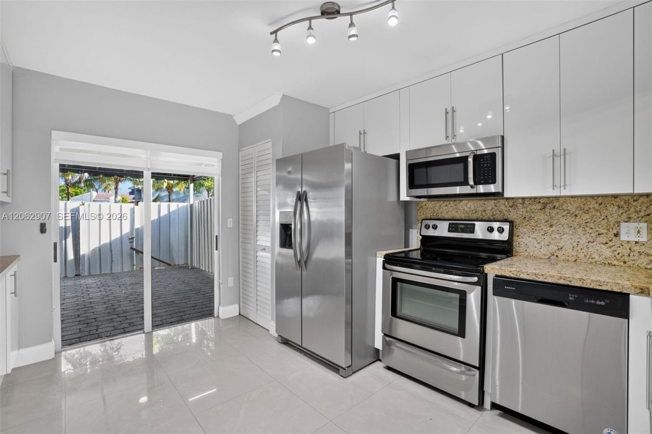 7085 NW 173rd Dr, Unit 403, Hialeah, FL 33015 Photo